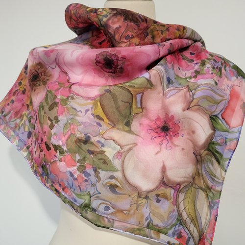 Foulard en soie peint main motif fleuri,  90 x 90 cm