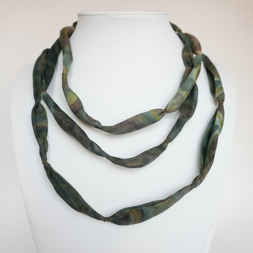Collier en soie vert kaki