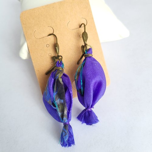 Boucle d'oreille en soie bleu