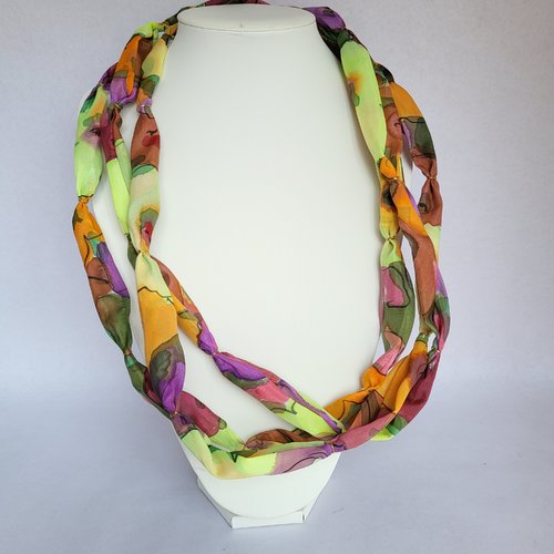 Collier en soie fleuri peint main