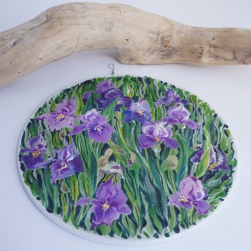 Tableau en soie peint main fleuri , iris violet et vert, tableau rond