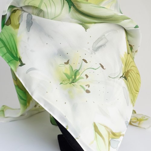 Vendu - commande - foulard en satin de soie peint à la main lys blancs