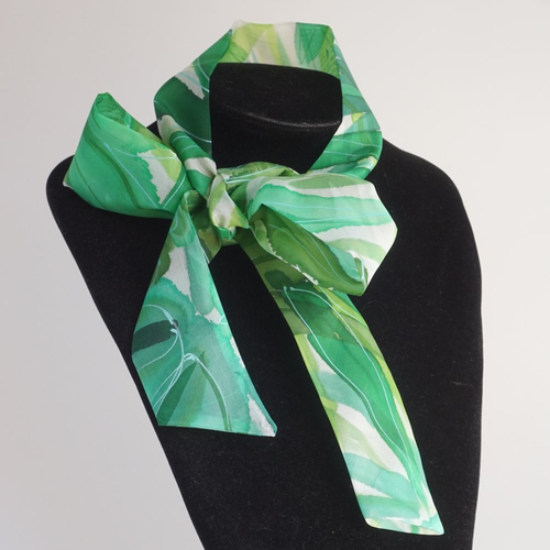Echarpe en soie peint main, petit foulard vert et blanc, tour de cou femme, cadeau fête des mères