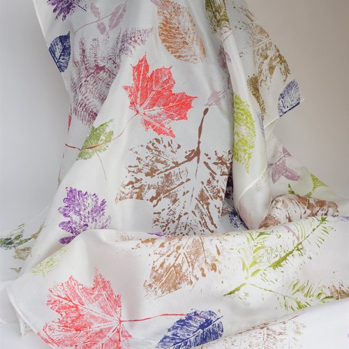 Echarpe en soie peint main gris clair, foulard femme, feuilles d'arbre, cadeau pour elle