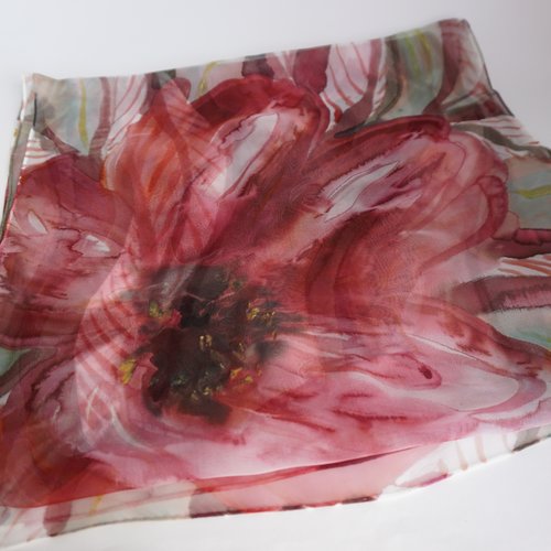 Etole en mousseline de soie peint main fleurie, rouge et gris, cadeau pour dame