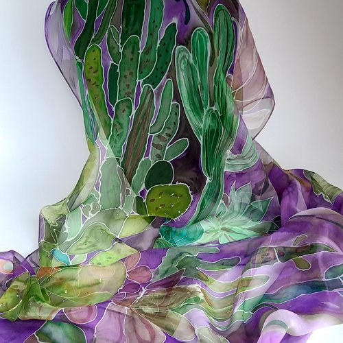 Etole en mousseline de soie peint main motif cactus, paysage volcanique, foulard soie vert et violet, cadeau pour elle