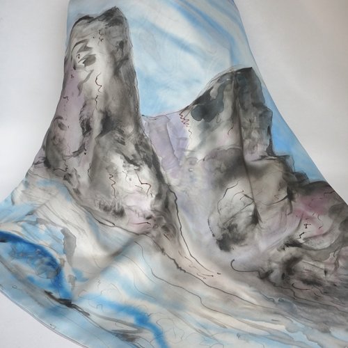 Foulard en soie 54 x 54 cm peint main paysage de montagnes, foulard bleu, montagne enneigées, cadeau pour femme