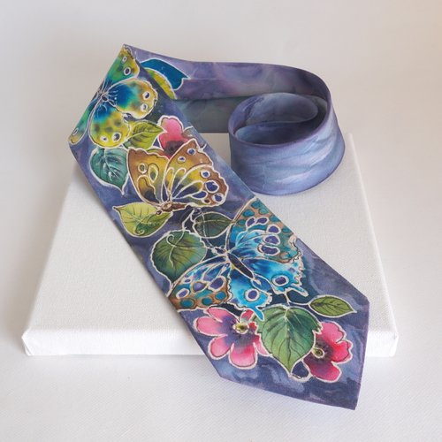 Cravate en soie peinte à la main motif fleur et papillon, cravate bleue