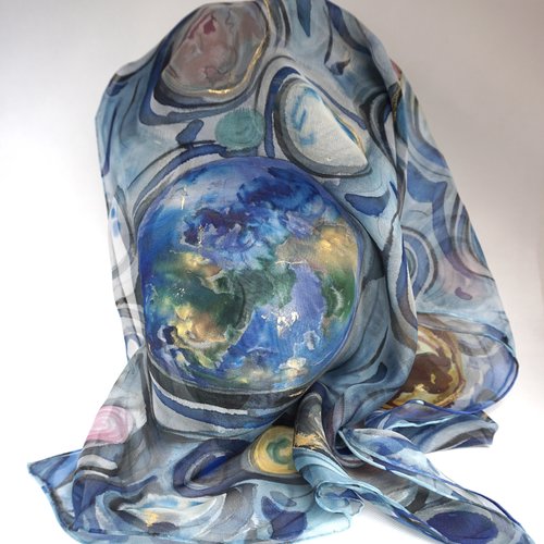 Etole mousseline de soie peint main bleue avec planète, foulard soie bleu, planète peinture, foulard mappemonde globe, cadeau pour femme