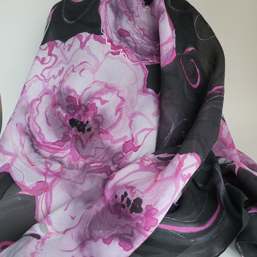 Foulard en soie peint main, crepon,  foulard pivoines roses,  châle fleuri,  écharpe soie noire, cadeau femme