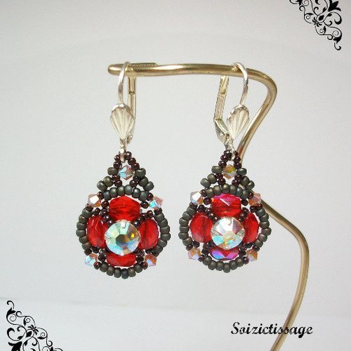 Boucles d'oreille pendantes rouge et rose en perles tissées