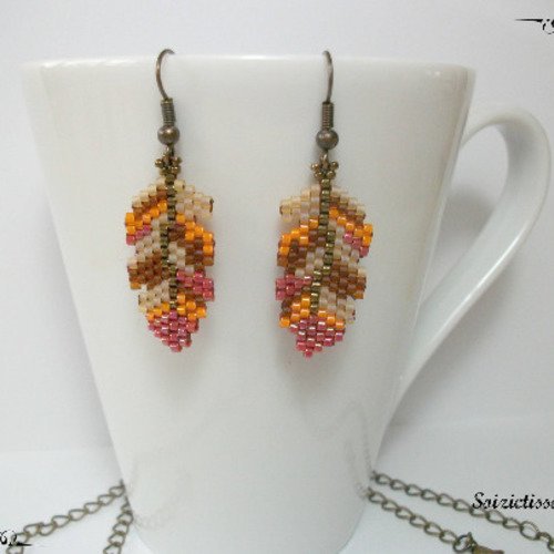 Boucles d'oreille plumes pendantes en perles tissées