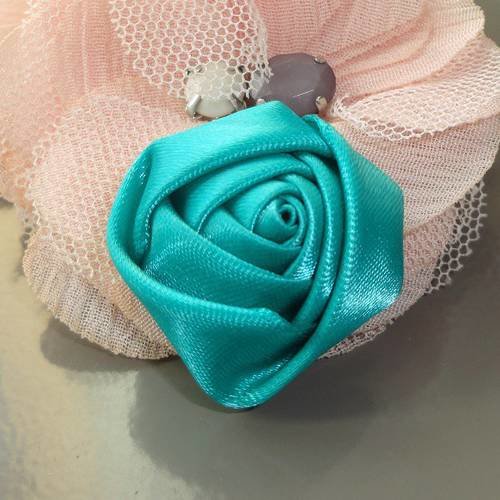Fleur tissu bouton de rose satin turquoise 30 mm 