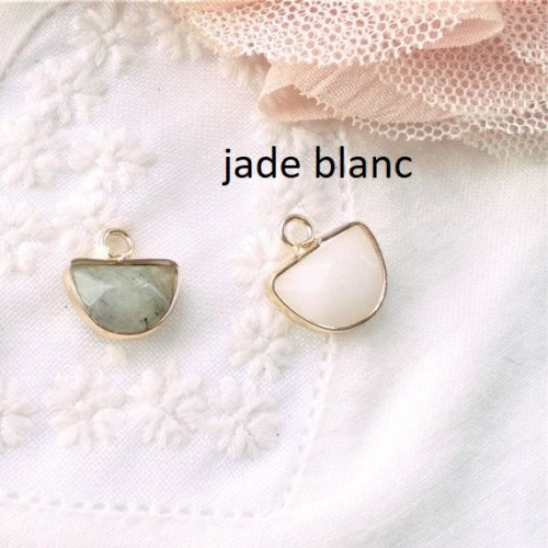 Charm jade demi lune, jade blanc, pendentif pierre , gemmes, naturel