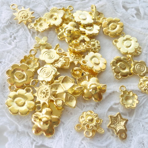 Breloque bijoux dorées, breloque fleurs dorées, charm bracelet, collier, bijoux, perles, finition