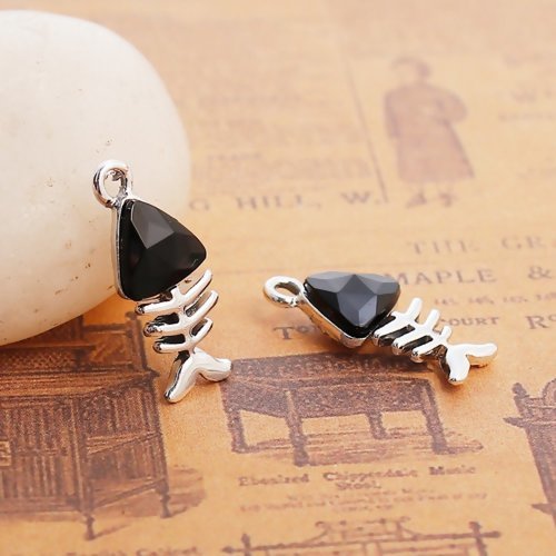 Breloque émail noir, breloque arrête de poisson, charm bijoux, apprêts, bijoux, collier, bracelet