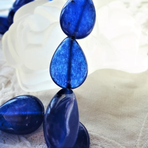 Perle goutte saphir, saphir naturel, larme pierre, bleu outremer, pierre bleue, bijoux, jollier,