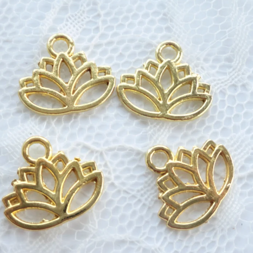 Breloque lotus, breloque doré, charme fleur, bijoux florale, bijoux tibétains,