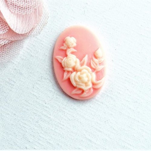 Cabochon ovale camée rose fleur blanche 