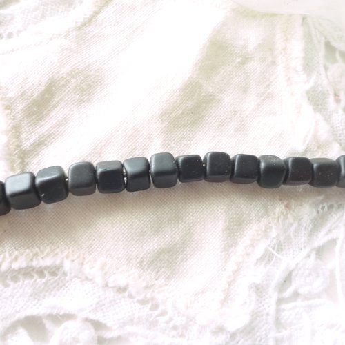 Perle verre cube 4 mm, verre noir, noir opaque, déstockage, perle bohème,