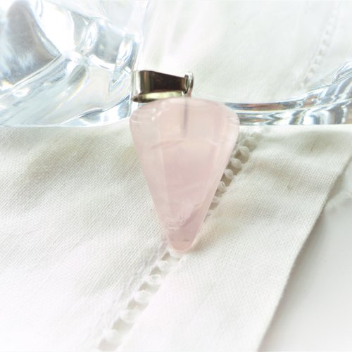 Pendentif pendule quartz rose, bélière laiton, pendentif cone, pic, perle, facette, bijoux, protection,