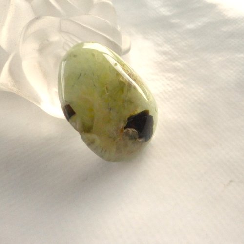 Jade vert clair, néphite tache noire, pierre naturelle, pendentif fil enroulé, création collier, bijoux en pierre,