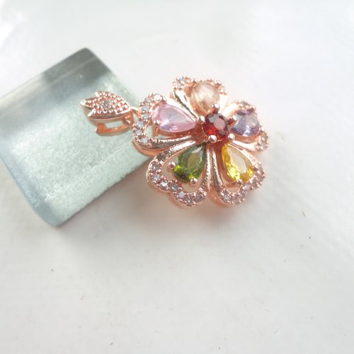 Pendentif fleur or rose, pendentif pierre zirkon, bijoux coloré, idée cadeau fille, charme collier,