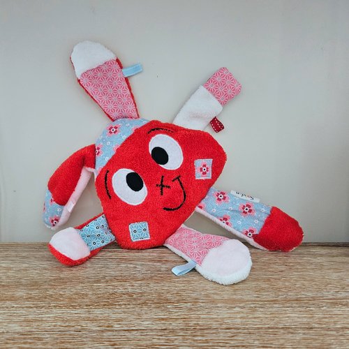 Doudou rigolo en polaire et minkee -  rouge, rose et bleu - peluche bébé
