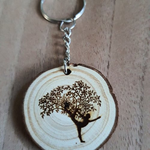 Porte clés sur rondelle de bois yoga arbre de vie