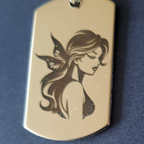 Pendentif gravé en inox "femme et papilon"