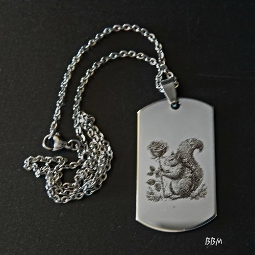 Pendentif gravé en inox "ecureuil et rose"