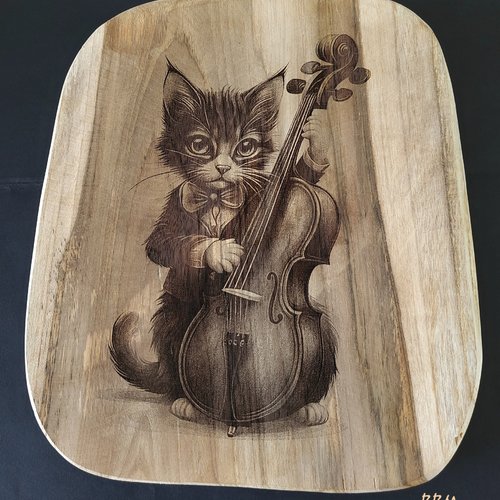 Dessous de plat / planche décorative en teck "chat musicien"