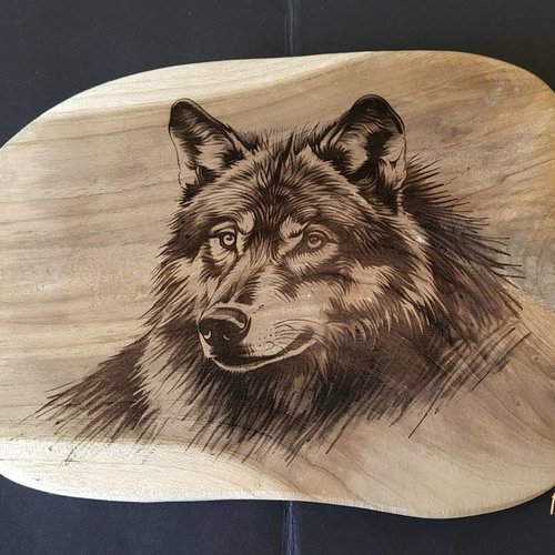 Dessous de plat / planche décorative en teck "loup"