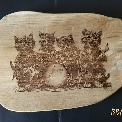 Dessous de plat / planche décorative en teck "chat rockeur"