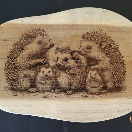Dessous de plat / planche décorative en teck "famille de hérisson"