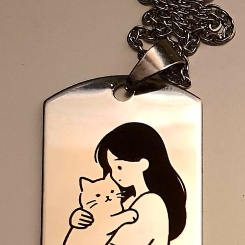 Pendentif en inox  "femme et son chat""