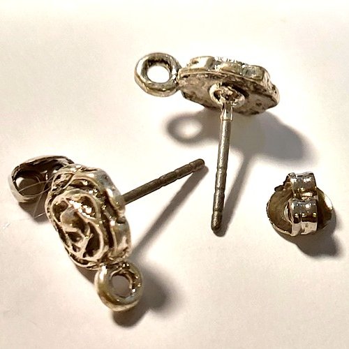 Clous d'oreille argentés petite fleur