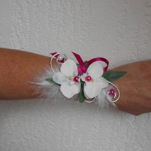 Bracelet fleuri pour mariée ou témoin -blanc argent et fuchsia