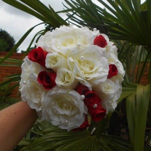 Bouquet de mariée rond ivoire et bordeaux - "layssia"