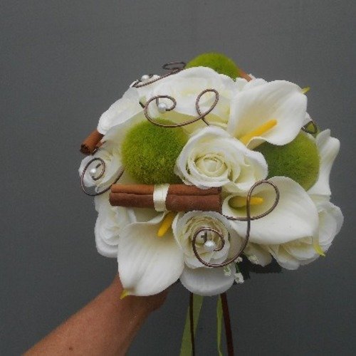 Bouquet de mariée rond ivoire anis et chocolat