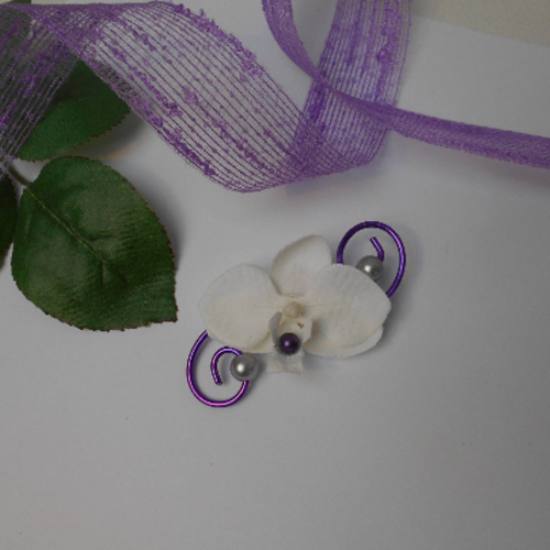 Boutonnière avec orchidée - blanche violette et argenté- broche pour mariage