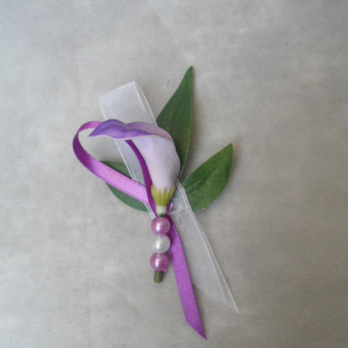 Boutonnière - broche pour mariage - mauve parme et blanc avec arum