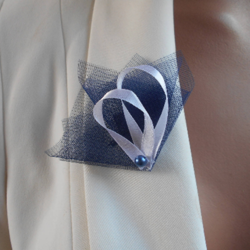 Boutonnière - broche pour mariage - bleu marine et blanc