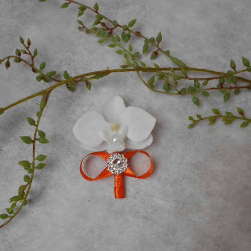 Boutonnière, broche pour mariage - blanche orange et argent avec orchidée
