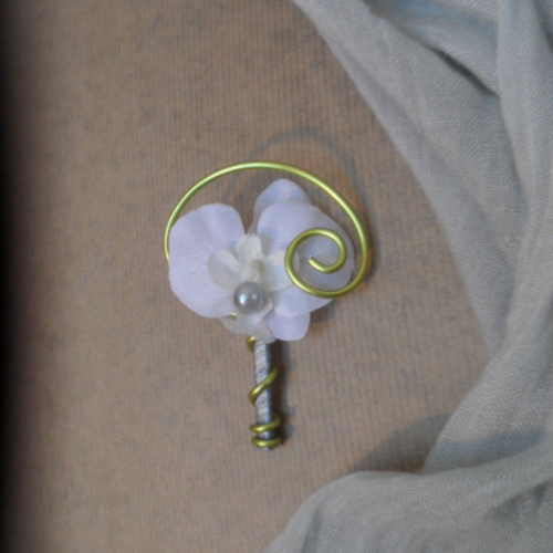 Boutonnière - broche pour mariage - blanche vert anis et gris -orchidée