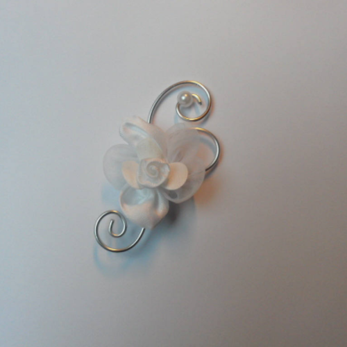 Boutonnière blanche et argent avec fleurs blanches artificielle
