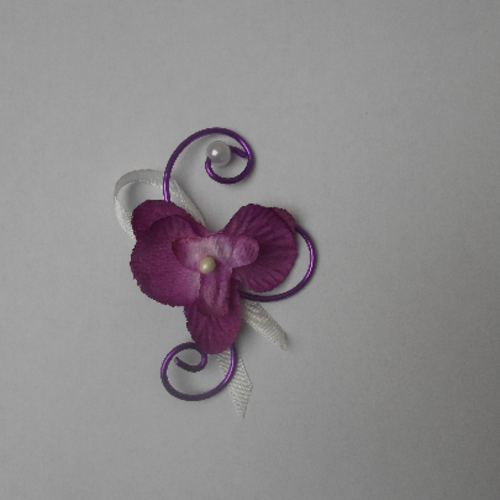 Boutonnière violette et blanche avec orchidée artificielle