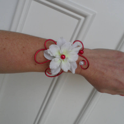 Bracelet fleuri pour mariée - rouge et blanc - delphinium artificiel