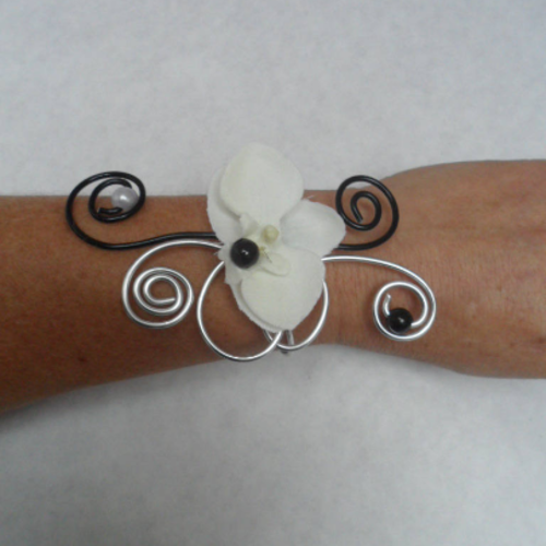 Bracelet fleuri noir blanc et argenté - pour mariage - orchidée blanche