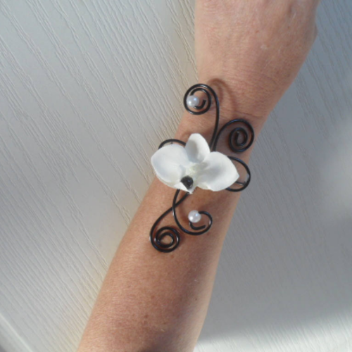 Bracelet fleuri noir et blanc avec orchidée blanche - mariage